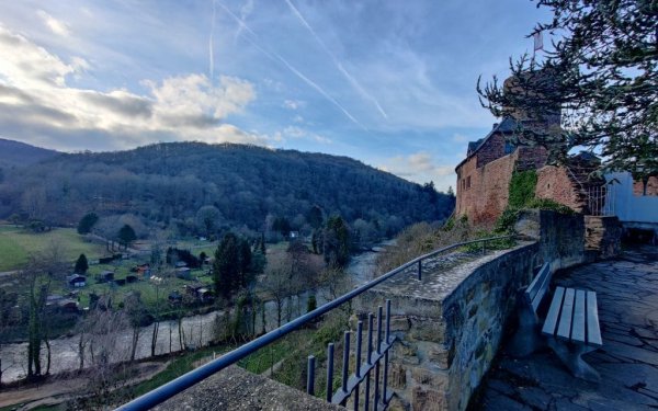 Blick auf den Meuchelberg von Burg Hengebach in Heimbach